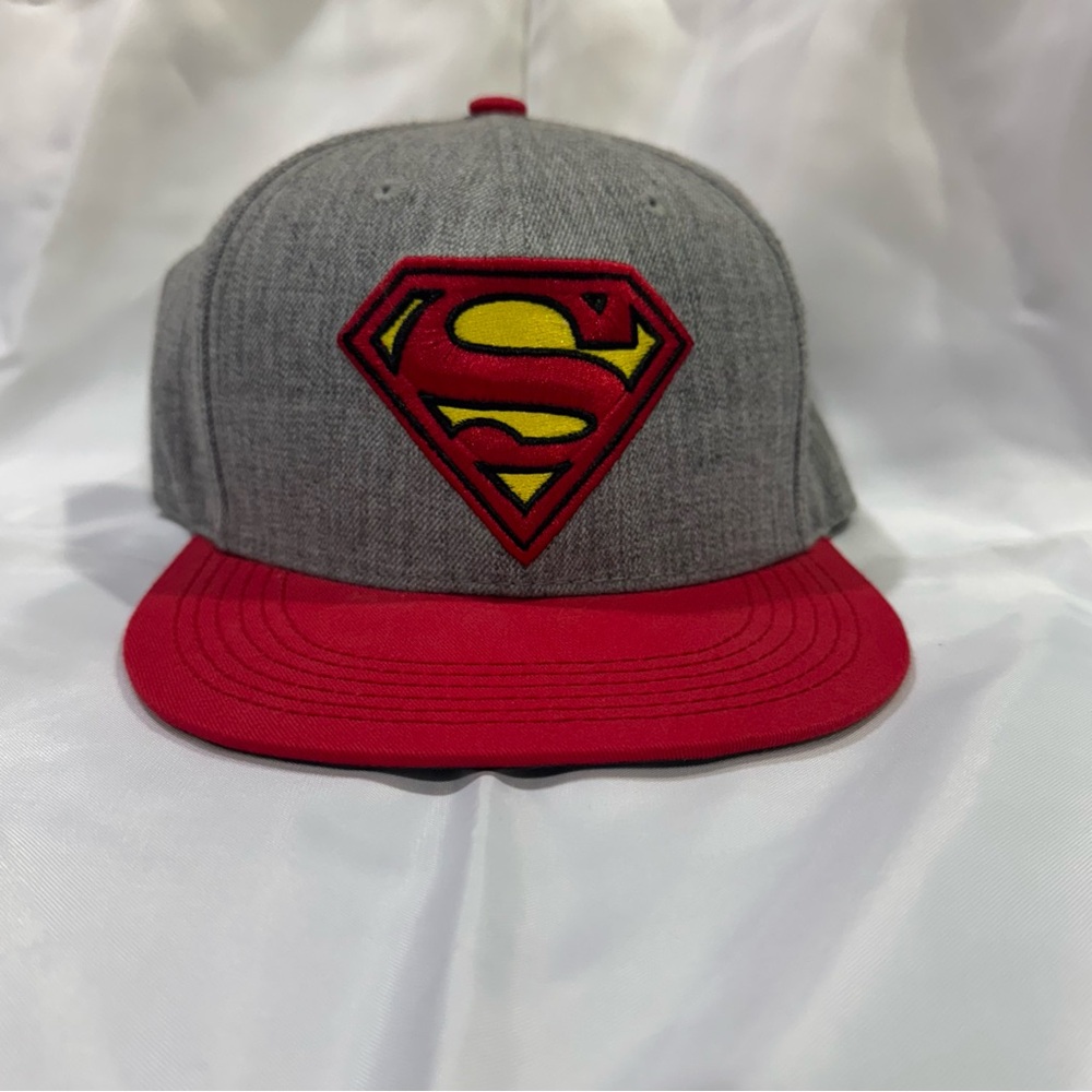 Like NEW without tags. DC Comics Superman snapback baseball cap